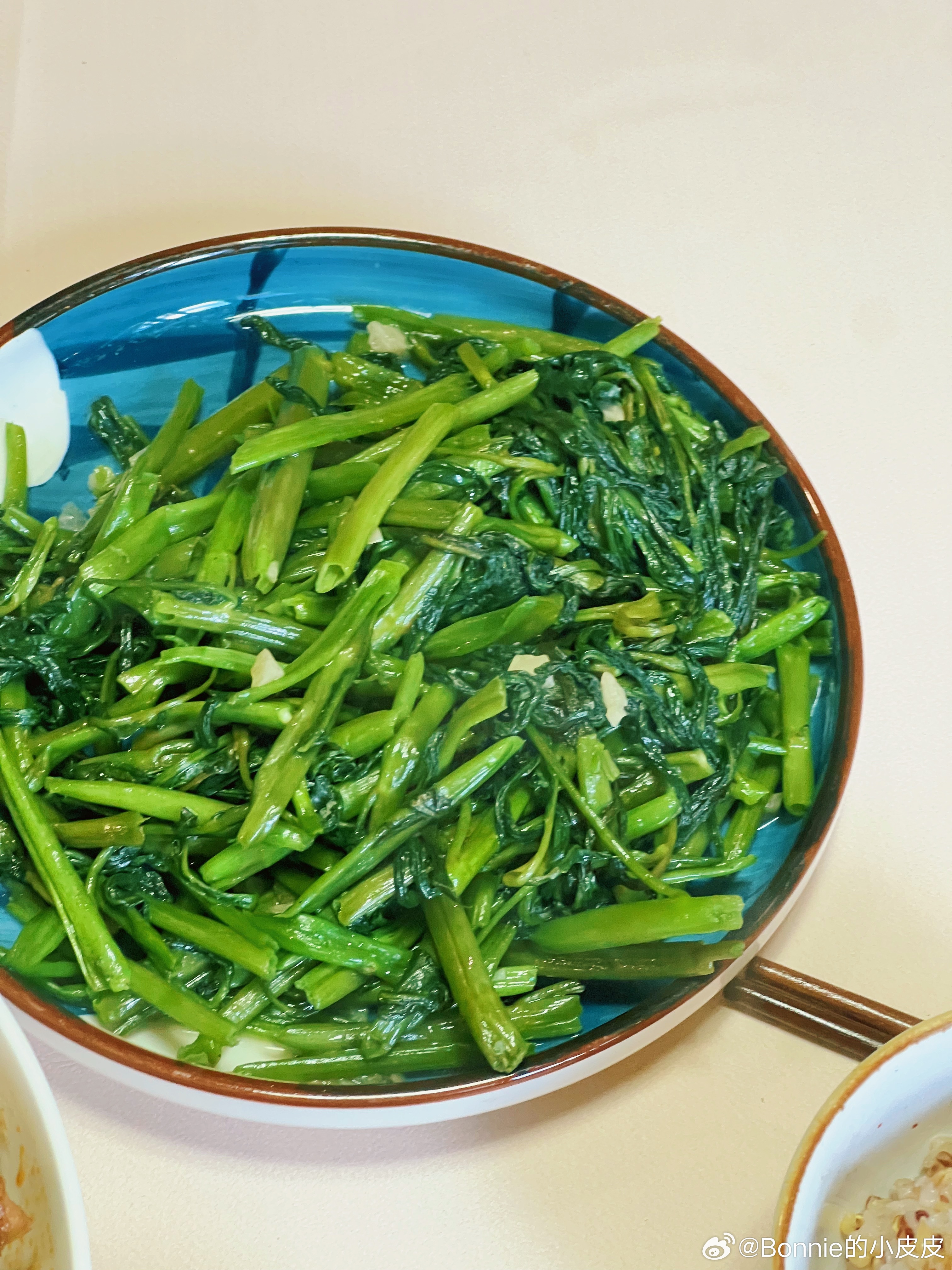 午餐吃昨晚的剩菜随便炒+空心菜两个人的饭真的很好做十分钟搞定对了 大皮皮最近肠胃