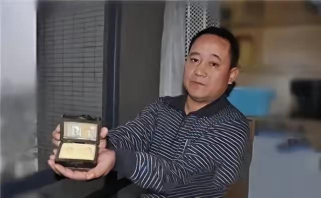 1995年，一位厨师在后厨处理海螺时，发现海螺肉中有两颗结石，厨师觉得好看，就随