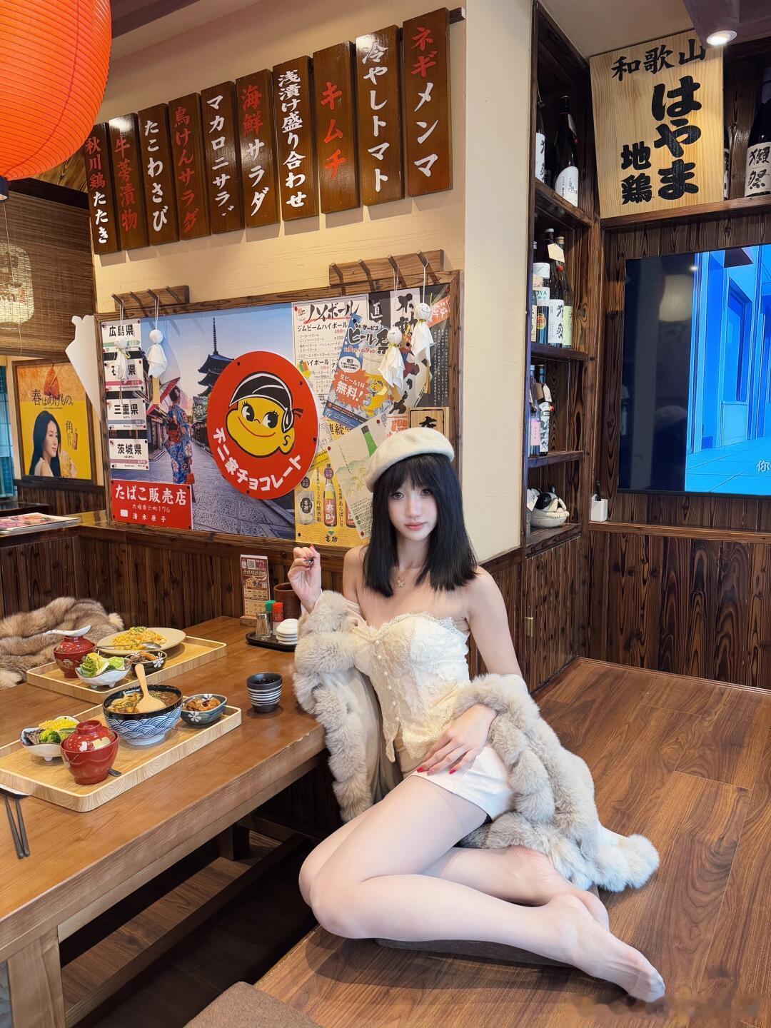 吃日料要脱鞋，露出丝袜小jiojio~ ​​​