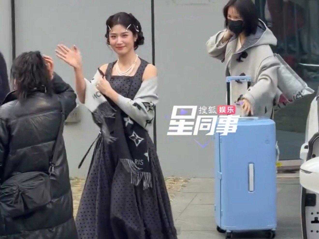 卢昱晓你好星期六路透哇塞，卢昱晓又来录制《你好星期六》了，今日份的卢昱晓是公主既