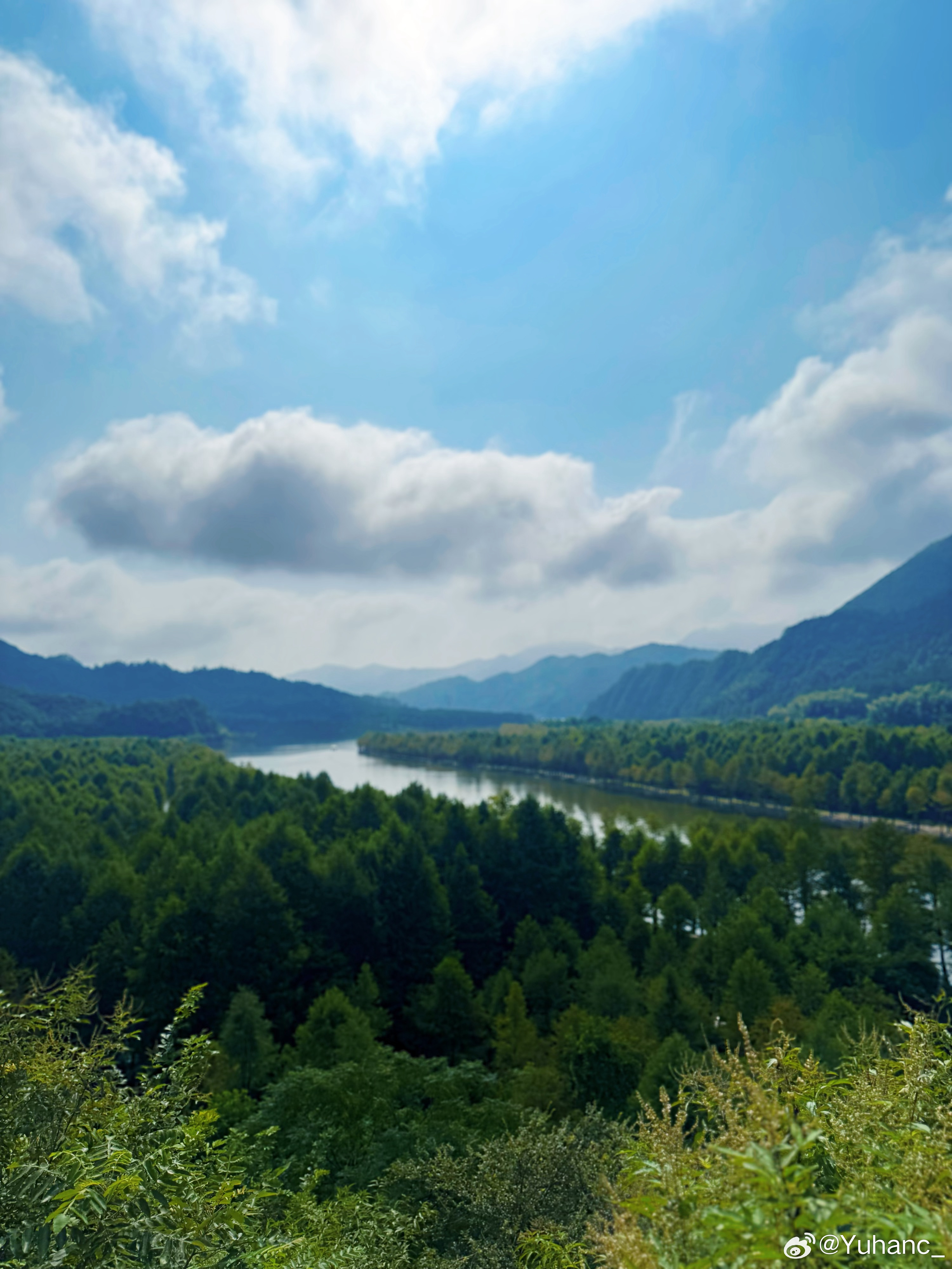 依山傍水  ​​​