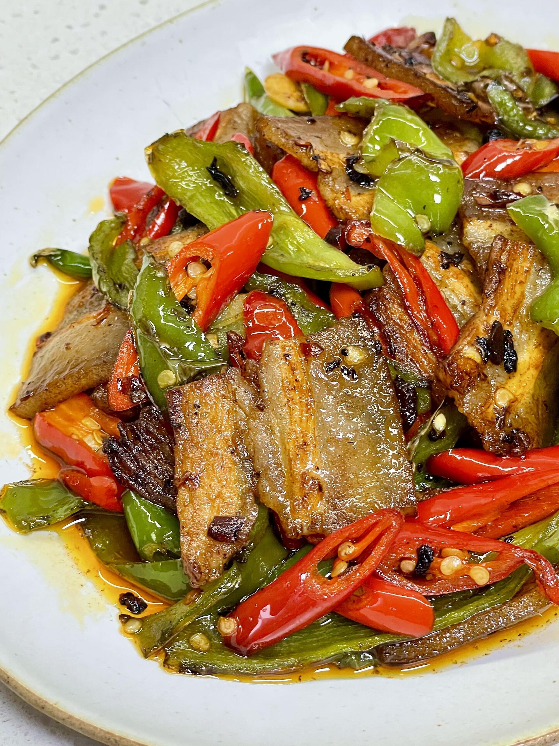 超香，超下饭的家常菜。馋了好久的辣椒炒肉，今天终于做来吃了，这味道简直...
