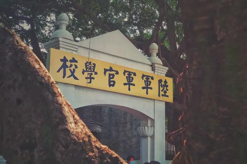 最近，广州一中学学生的“打包神技”火了。照片里，黄埔军校纪念中学初二学生何梓睿穿