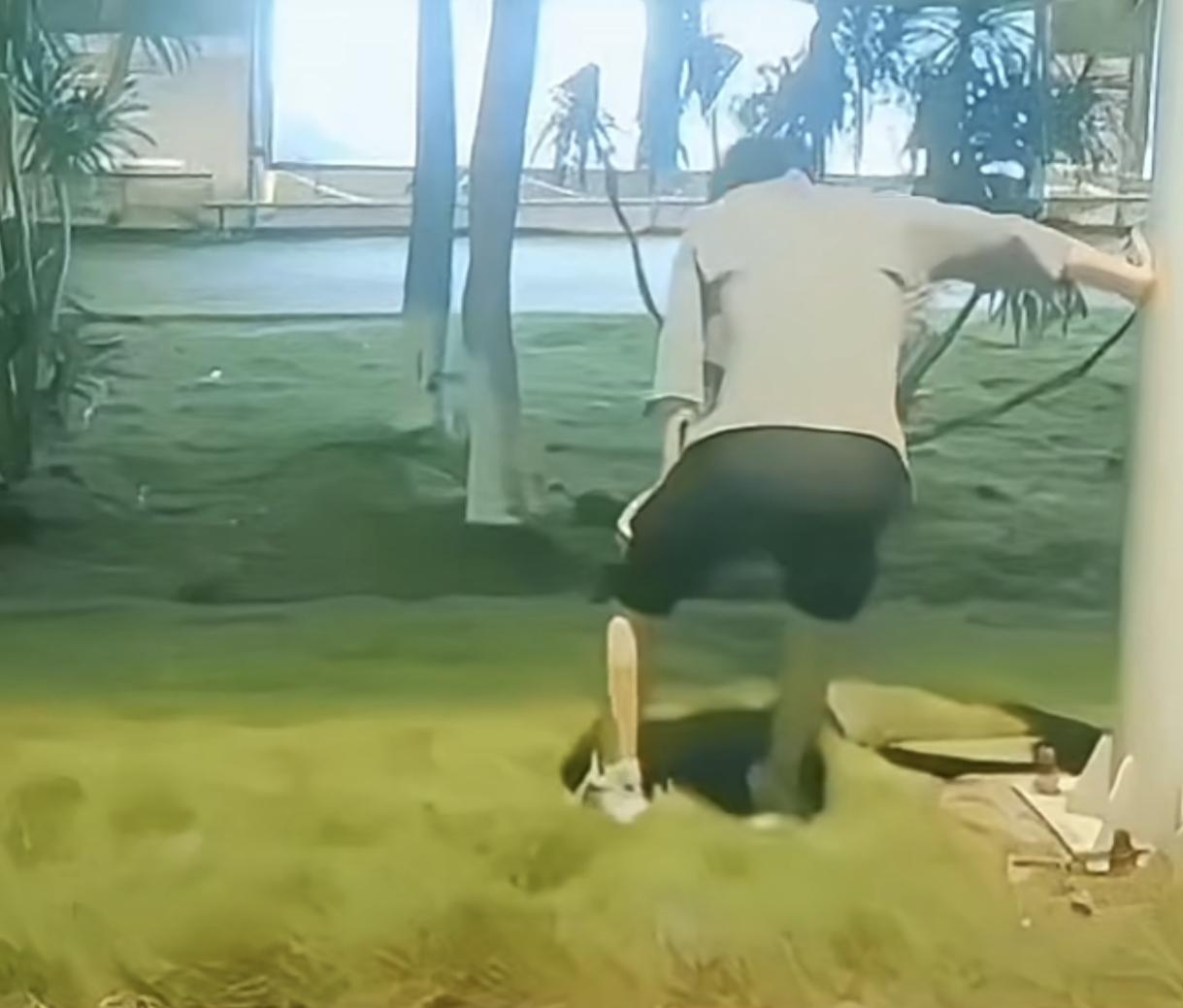 男子刚运动完腿抖
现在路边扶着电线杆休息
路过的男子以为他触电了，毫不犹豫的踹了