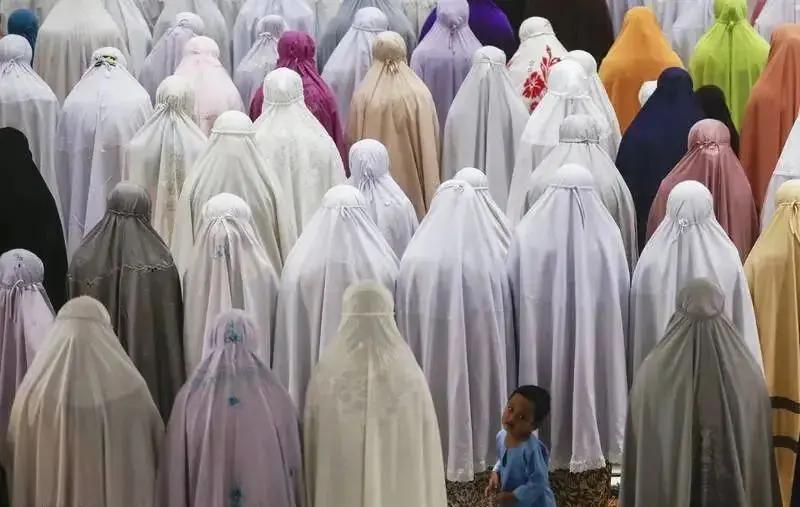 看这些女人像不像我们古代农田里站的稻草人。
她们穿成这样如何走路？