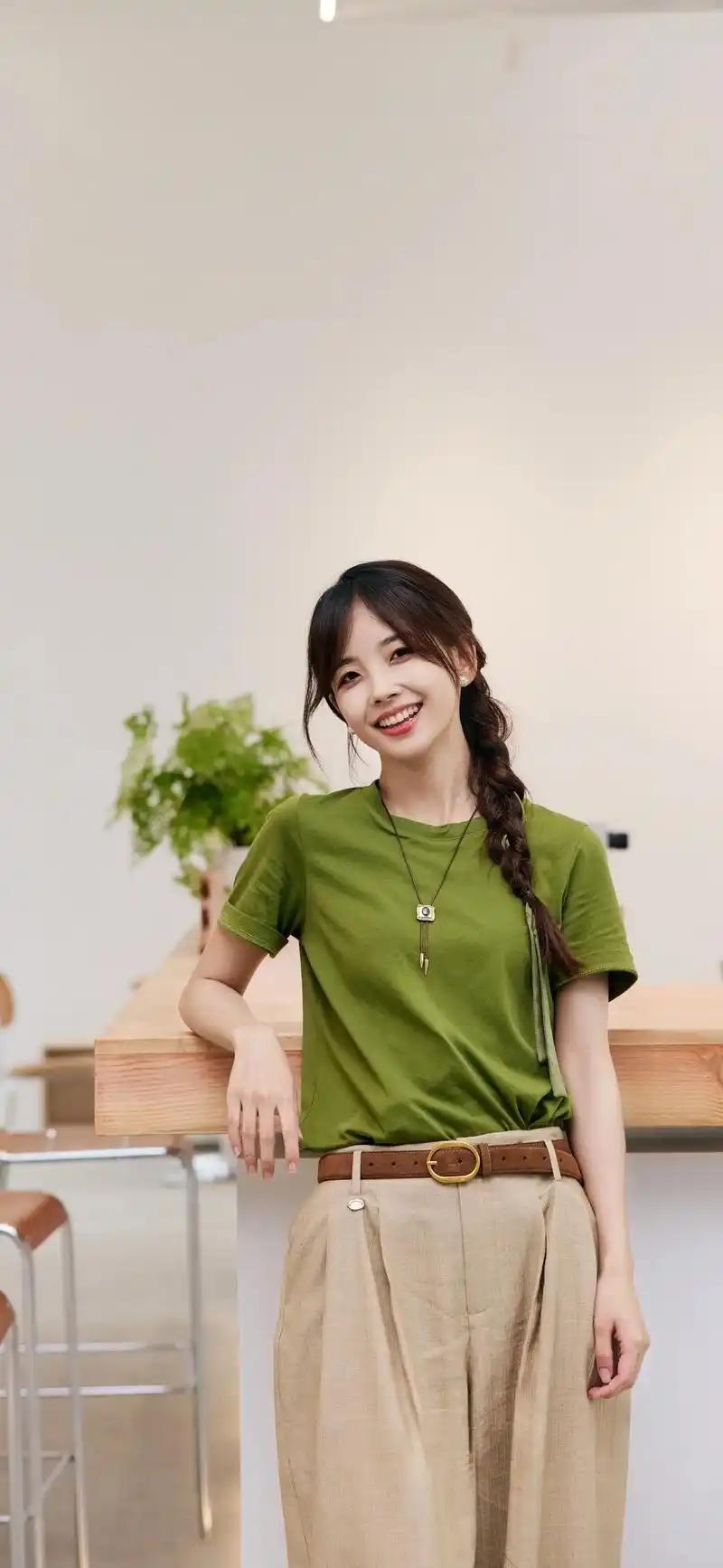 央视主持人王嘉宁、王冰冰、马凡舒都是我喜欢的主持人，她们个个年轻貌美，举止优雅，