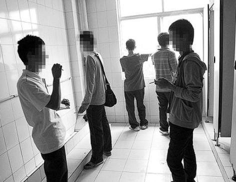 河南许昌，一名初中男生在学校上厕所时，意外被同学浇了一身尿。得知此事后，男生的父