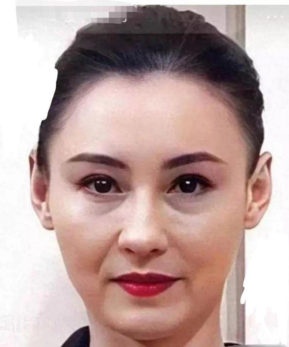 张柏芝没化妆的样子真是让我有点吃惊，感觉不太适应呢。