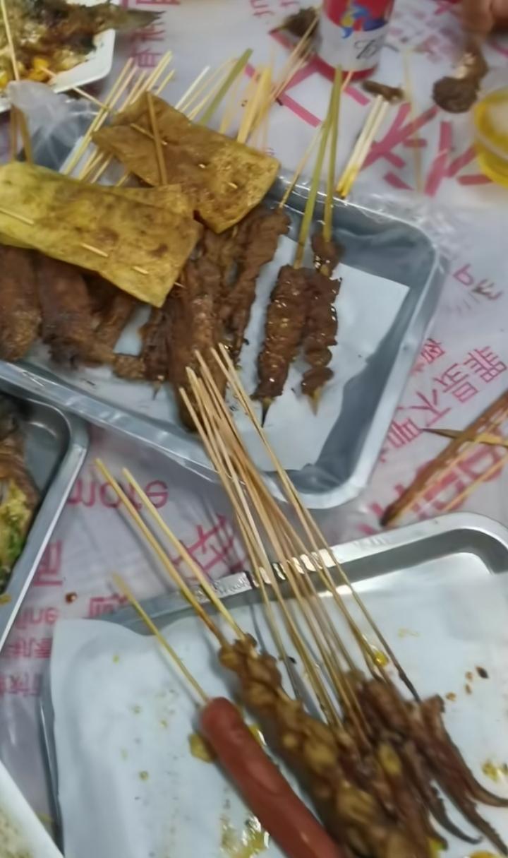 这算被宰了吗？
吃烧烤火腿肠6元一根、鸡爪10元、豆皮4元、五花肉30元……
一