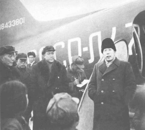 1950年12月30日，伍修权(右一)率新中国第一个赴联合国安理会的代表团回国时