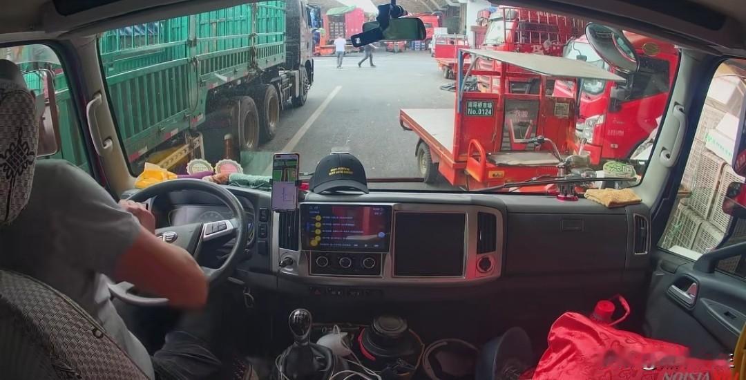 大车路遇电动车挡道，下来推车，结果电动车跑了，司机一天白干了。
10月5日昆山菜