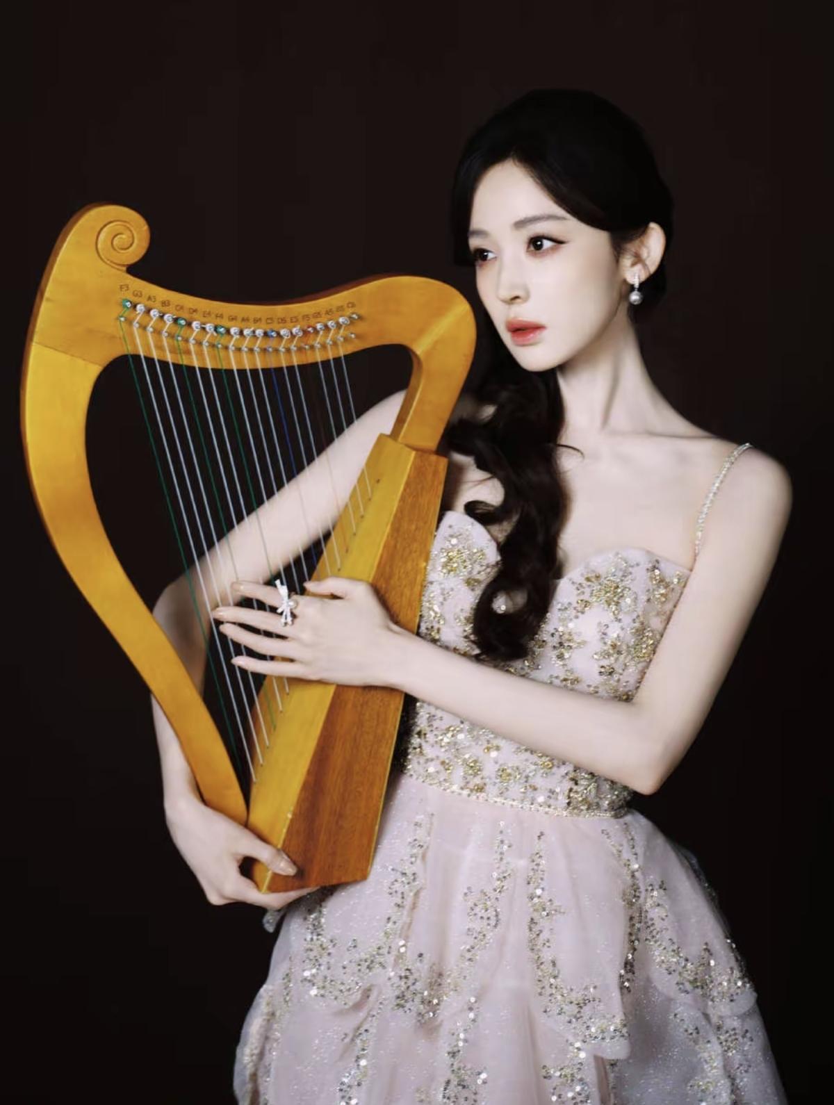 娜扎的美永远自带高光✨ 粉色纱裙缀满金箔亮片，在镜头下熠熠生辉，这大概就是“人间