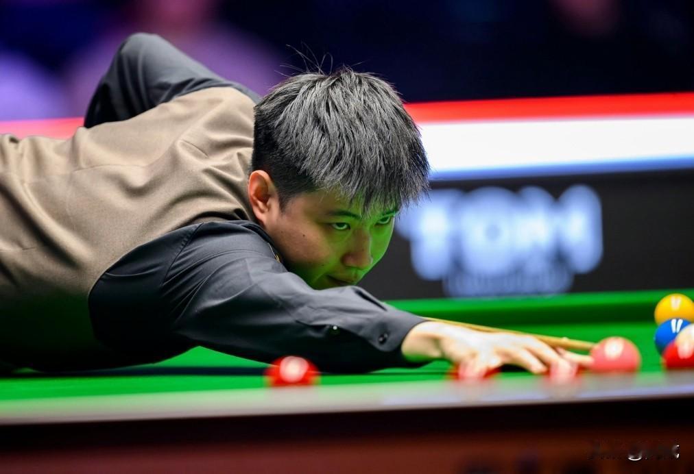 首次征战大师赛的中国选手吴宜泽与肖国栋，双双击败两位大满贯得主，迎来生涯赛事首胜