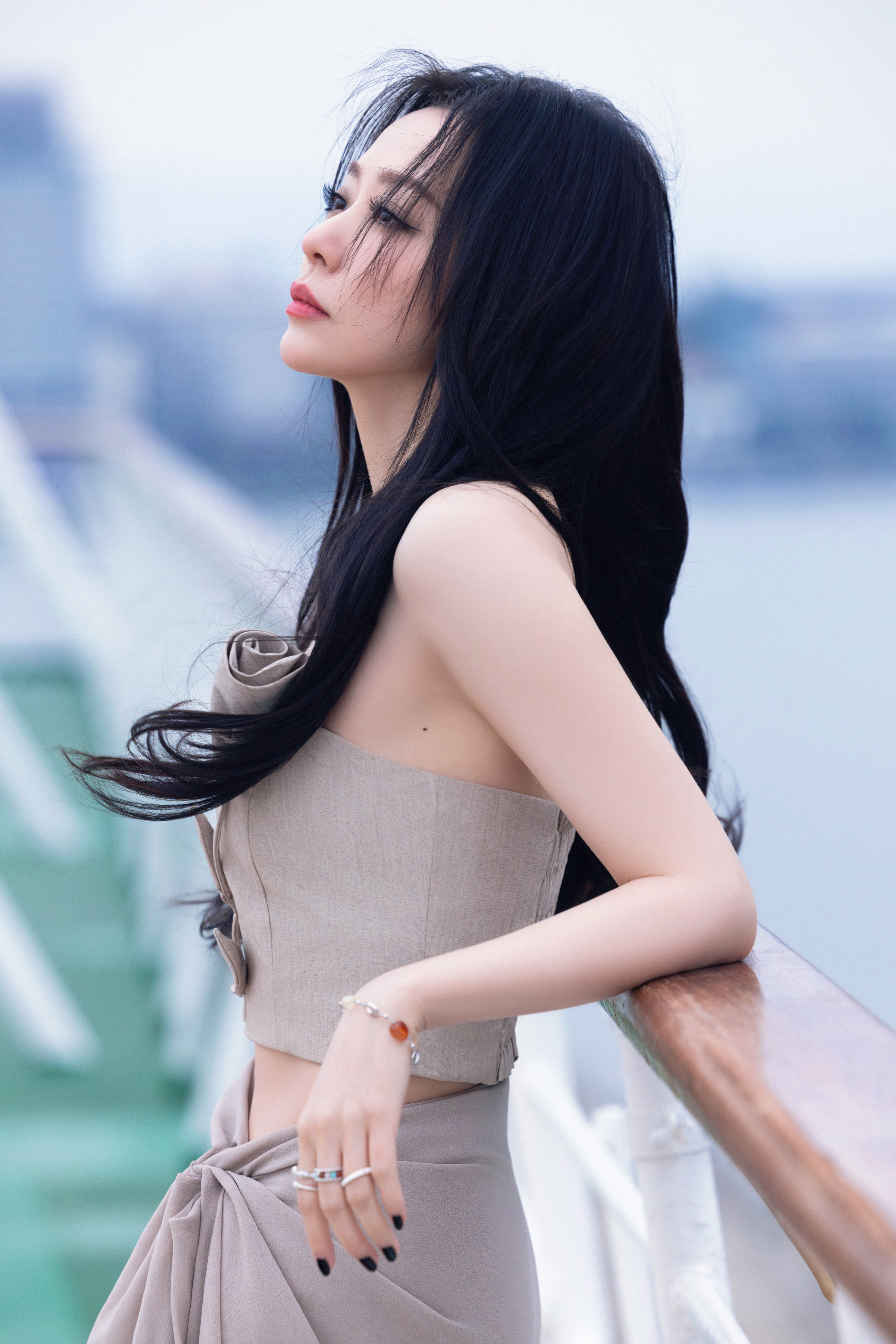 张靓颖  微风轻拂发丝，与这身优雅穿搭相融，勾勒出独特的气质，在海天之间，美得静