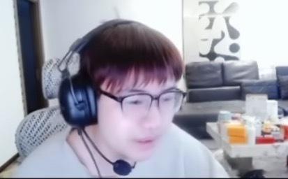 右手：枫哥说让我去季前赛然后回来see，沉淀一个赛季。我要把枫哥搞的这个pubg