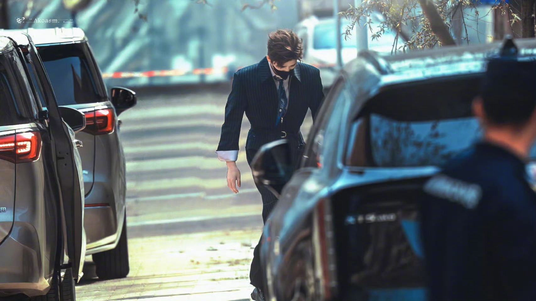 王安宇现身新综，一身条纹西装连体服迈着大长腿就来了