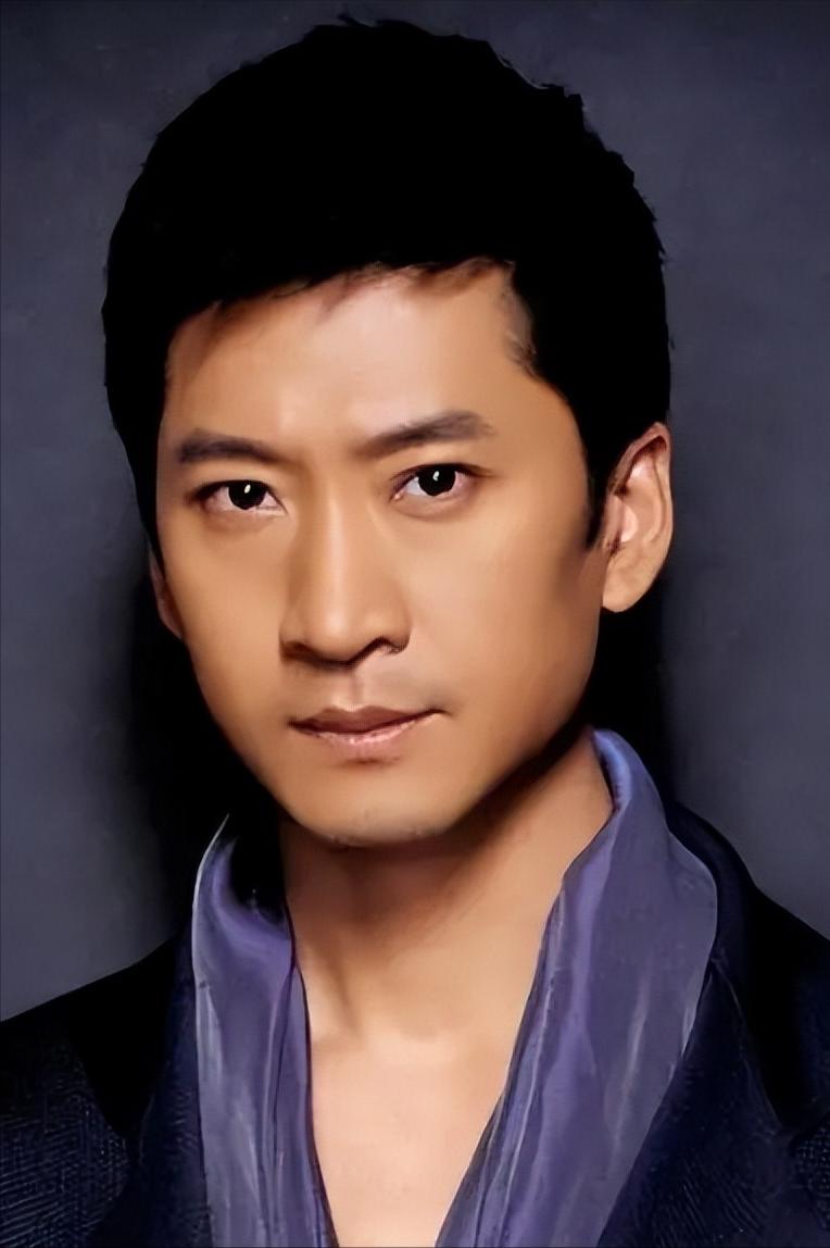 女演员郑佩佩，谈到周杰说，拍摄少年包青天，周杰总是迟到，睡懒觉，我每次都得去喊他