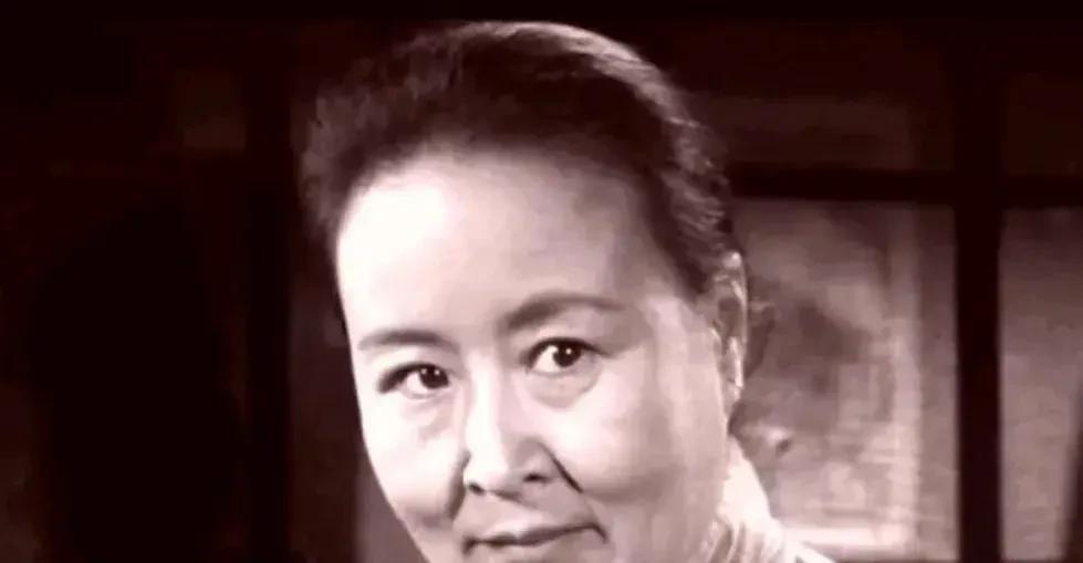1942年，村里来了30多名八路军，瑞大娘煮好鸡蛋给他们送去。不料，她刚进门就撞