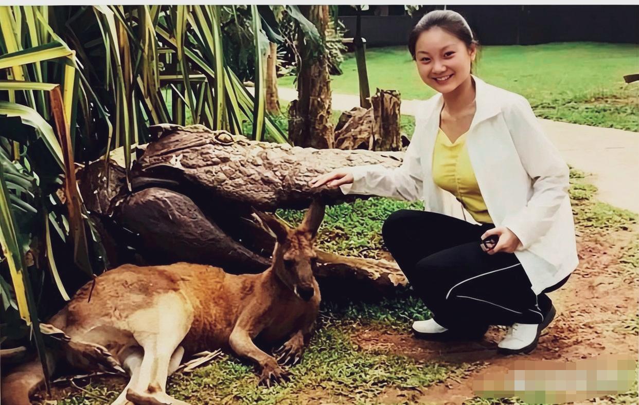 导演张艺谋的妻子陈婷年轻时候的一张老照片。
白色薄外套内搭黄色上衣，运动长裤，休