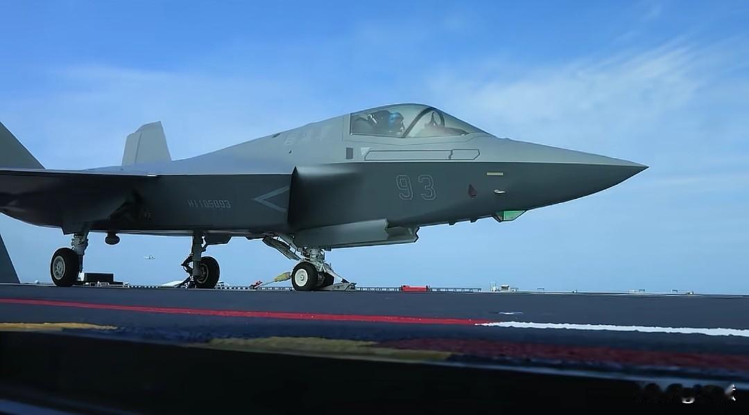 【高清可收藏！！！歼35从福建舰最新弹射起飞高清画面】福建舰入列后，持续推进训练