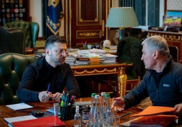 泽连斯基这波“拉中国帮忙”的操作，活像没辙的人抱着最后一根稻草瞎晃，实则精明得很