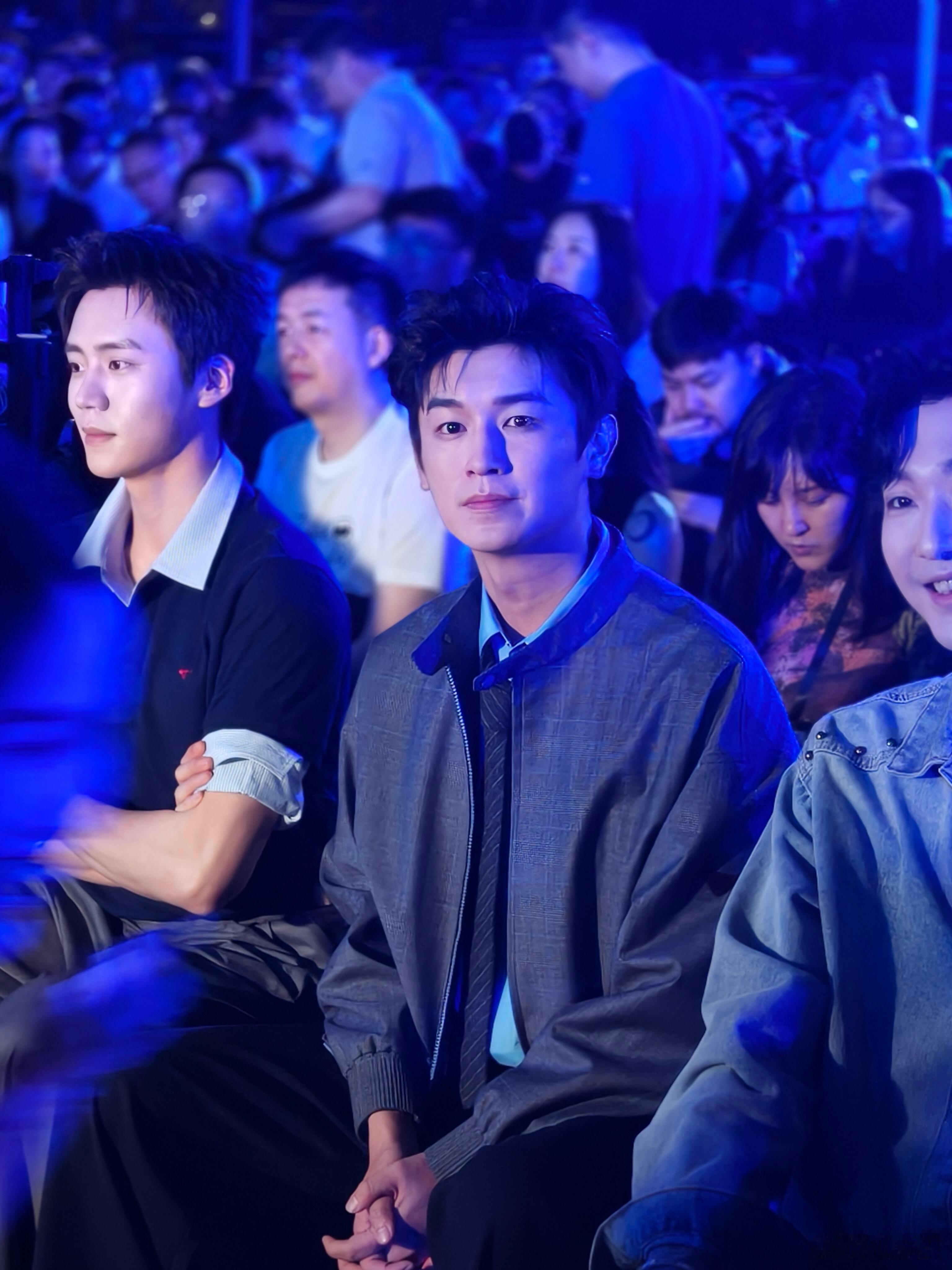 杨旭文看起来花期就很长杨旭文也太帅了，看唐朝诡事录的时候就非常喜欢他的角色，这一