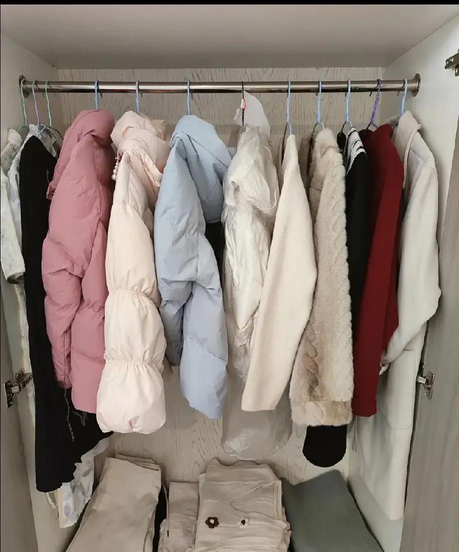 羽绒服3件没拆吊牌
 
去年冬天买了4件羽绒服，现在还有3件挂着吊牌。商场灯光太