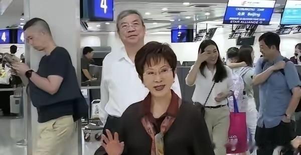 洪秀柱带着上百名台湾青年，16号下午抵达杭州。一群年轻人拖着行李箱刚下飞机，还没