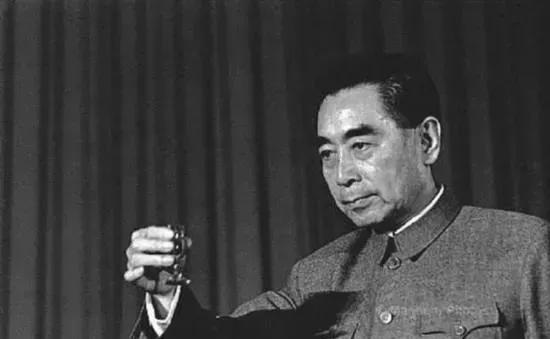 1950年，周总理来中南海见毛主席，路过花园时，有一双眼睛在偷窥周总理，周总理迅