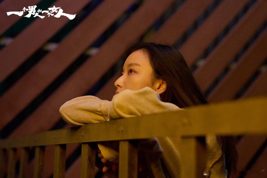 辛芷蕾说看到倪妮不哭更心疼 倪妮首映礼现场互动真诚走心，辛芷蕾第一时间给妮点赞。