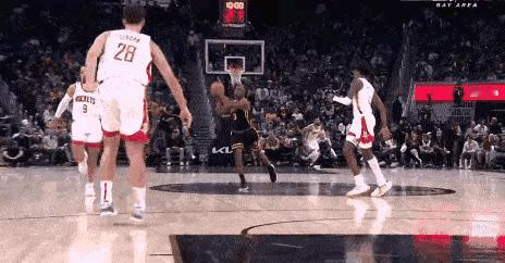 这球犯规与否，主要是看球员的人缘如何。
很明显，他还是不错的，所以没有事。