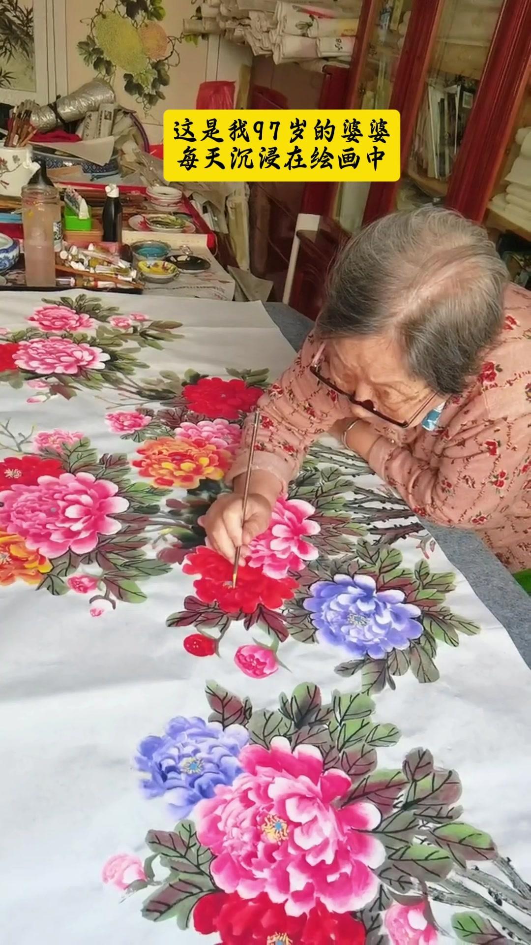 97岁的婆婆依然每天沉浸在绘画中，画笔是她对抗时光的武器，也是晚年生活的光。她的