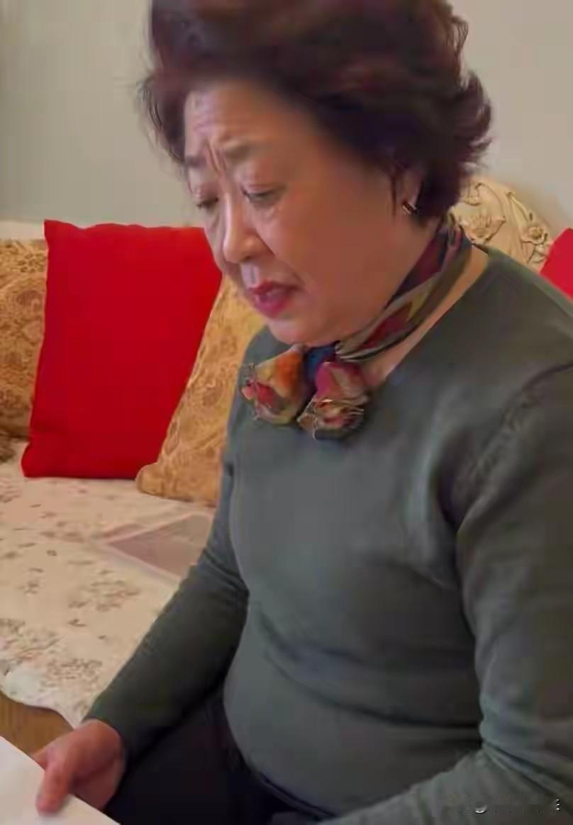 这故事比电视剧还敢编。

一件被博物院定为“伪作”、档案里标价6800块的画，几