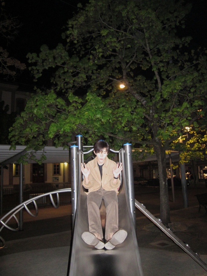 #易烊千玺晚秋夜晚滑滑梯##易烊千玺滑滑梯chill感# 易烊千玺晚秋夜晚滑滑梯