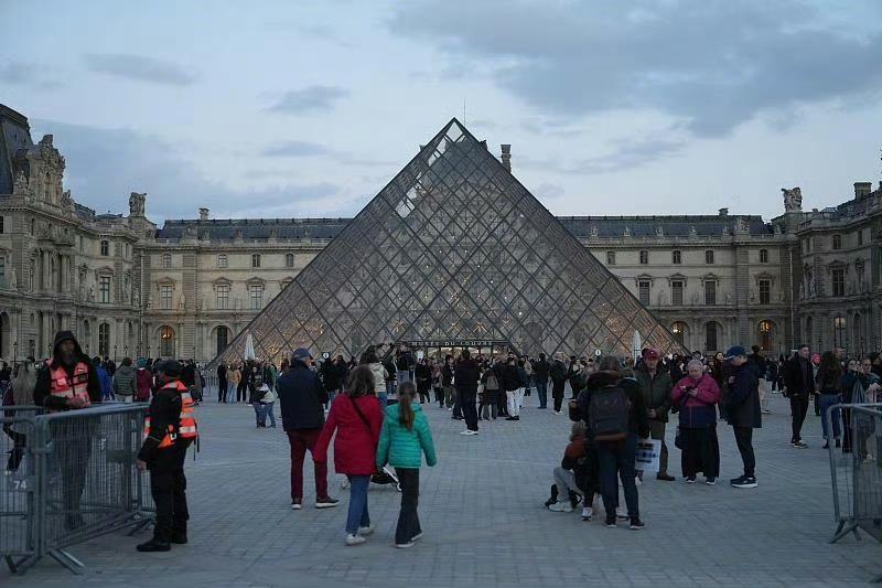 卢浮宫失窃珠宝现身黑市这事太抓马了！10月19日，4个窃贼像电影里的大盗一样，7