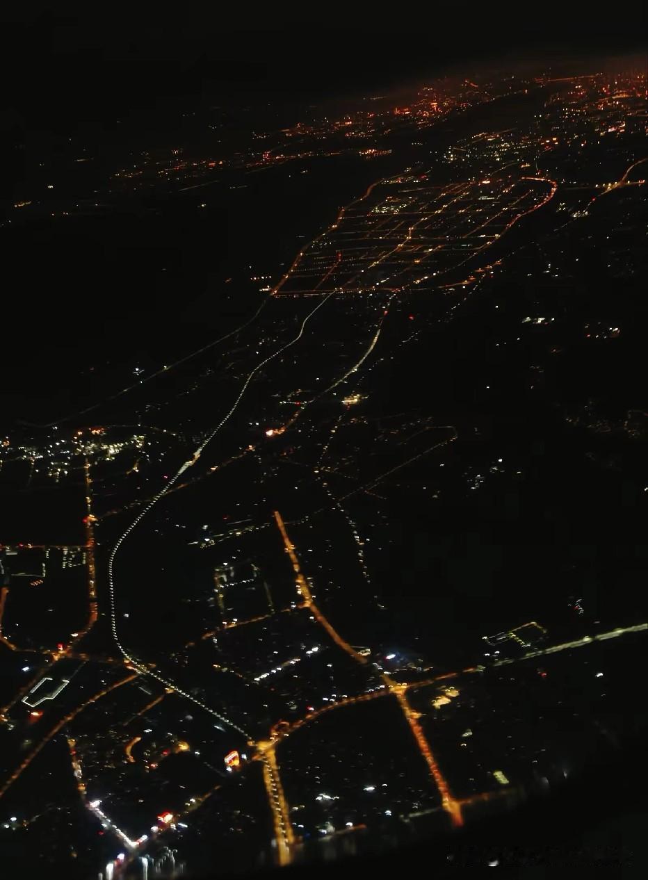 随手拍，分享图片飞机在长沙黄花机场上空缓缓盘旋，引擎声渐缓。舷窗外，星城的万家灯