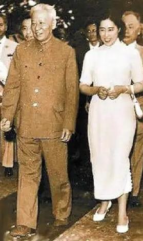 1948年，刘少奇在西柏坡迎娶了他的第六任妻子王光美。这是刘少奇一生中最后一段婚