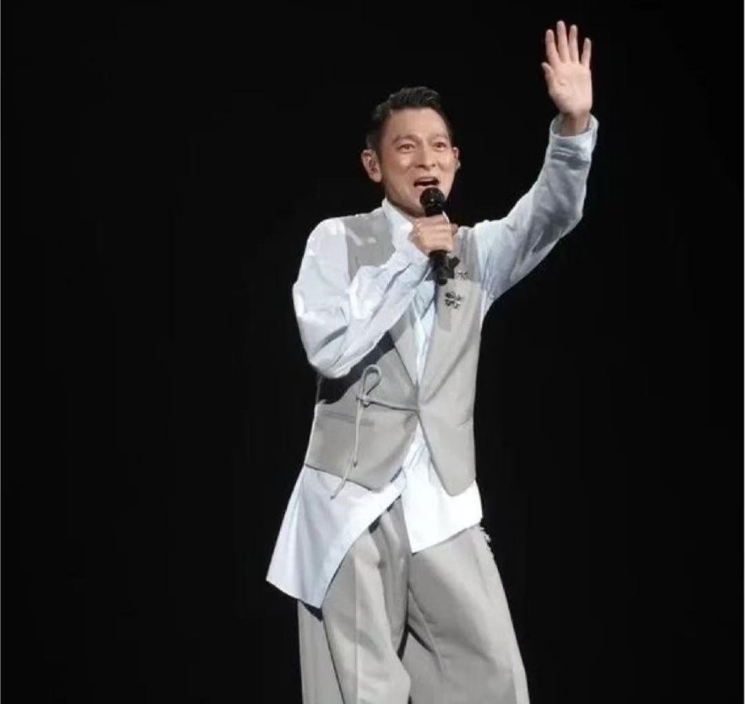 刘德华的线上演唱会，3.5亿人在线观看。
这个数字一出来，简直吓人。
可朋友圈里