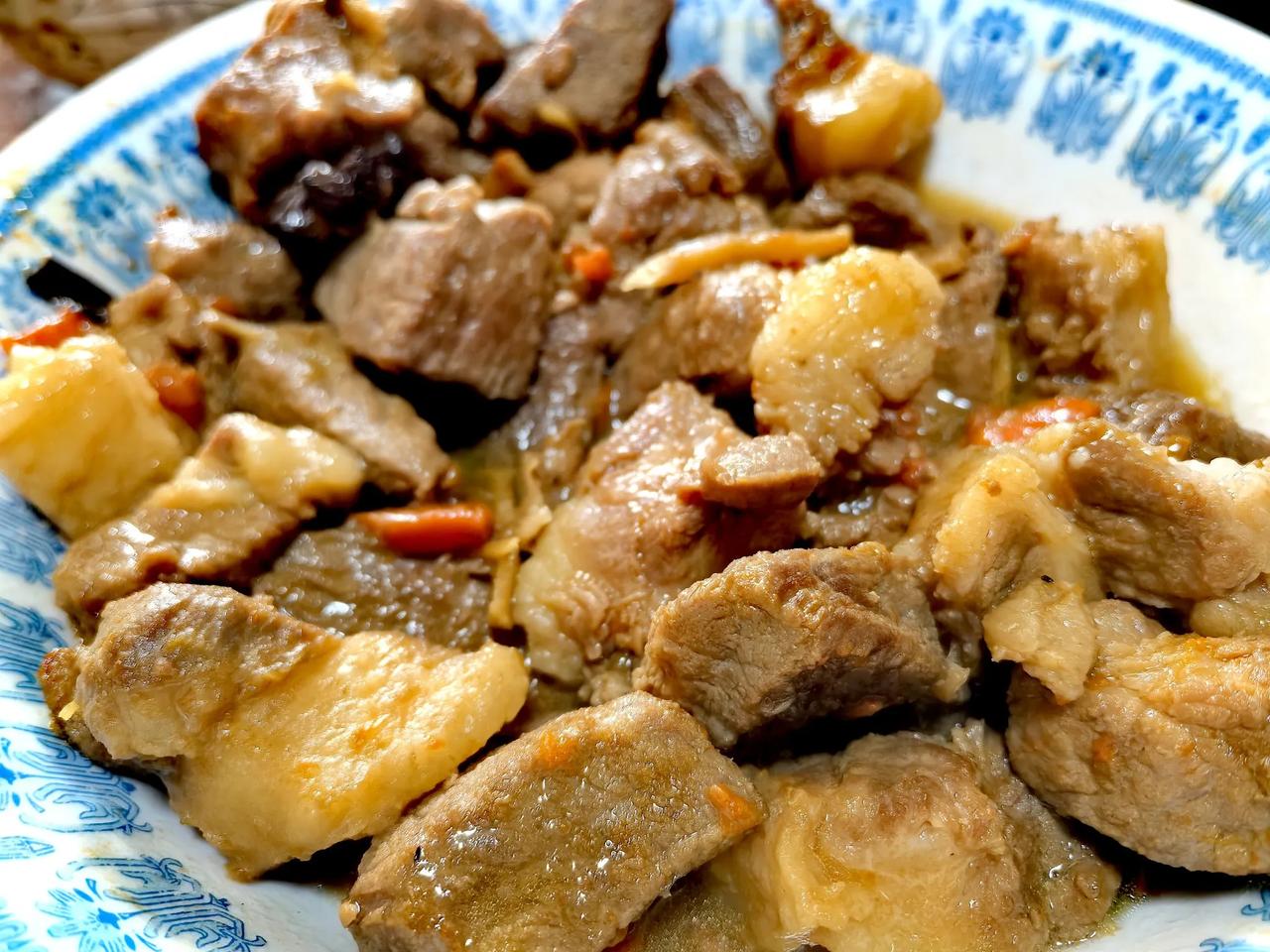 老妈做的红烧肉承载着家的味道和温暖。看似普通，却因老妈的手艺而格外珍贵——红烧肉