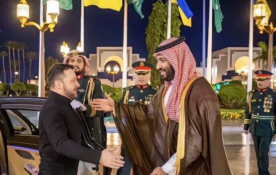 欧盟900亿援助被冻结，泽连斯基急的如热锅上的蚂蚁，骑虎难下，打吧，没钱，不打吧