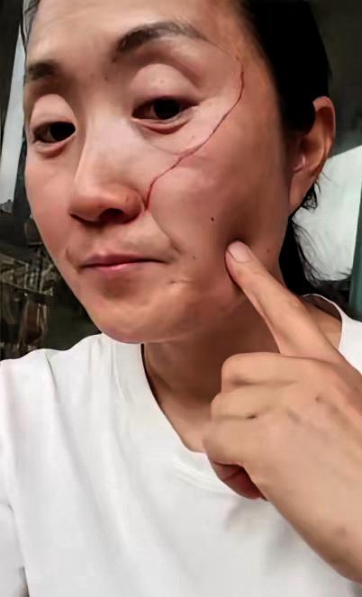 株洲高考母女的母亲，很愚蠢，也不值得同情。
都高考结束了，还要女儿保持高考前的严