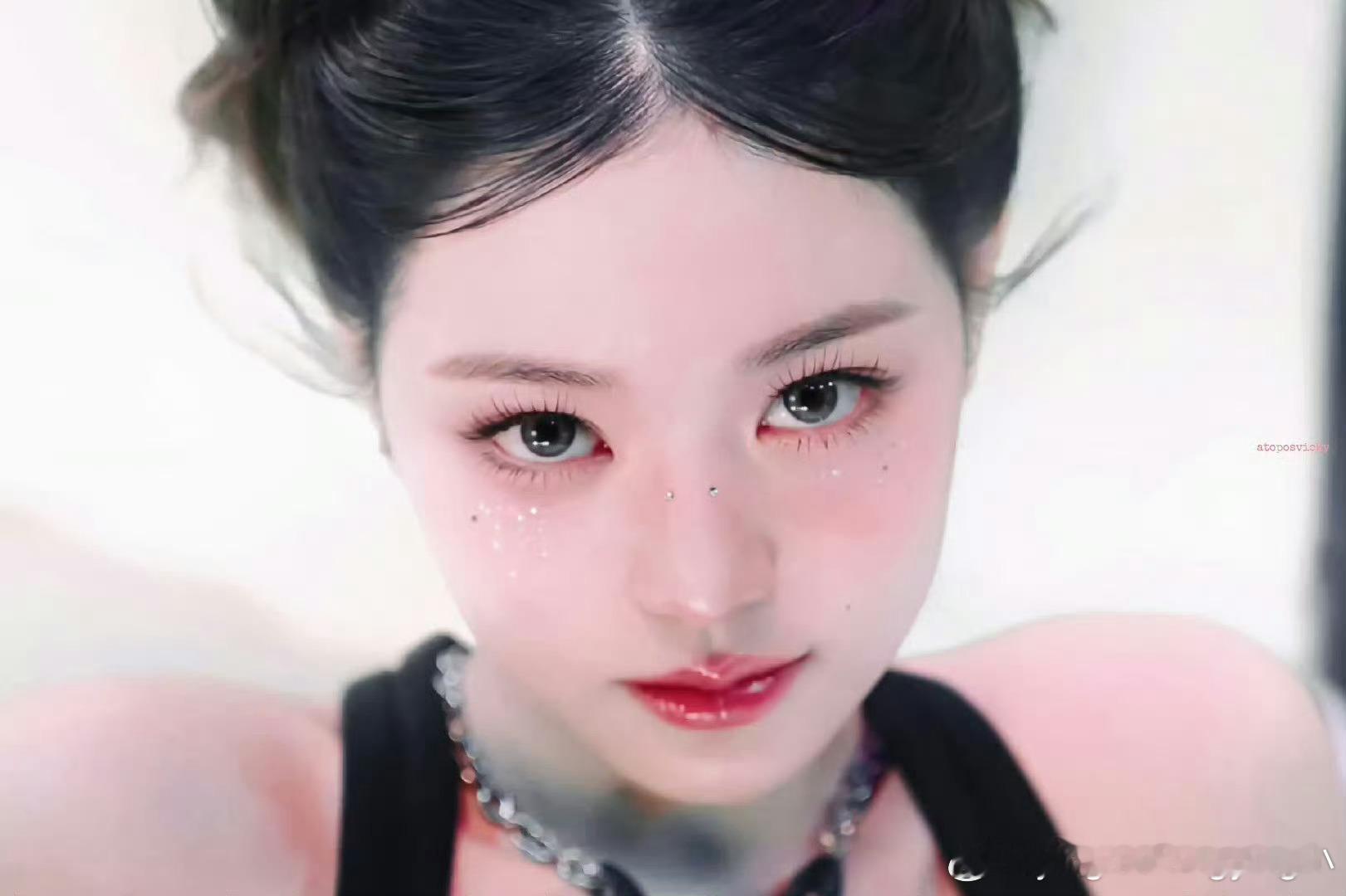 张元英牛角包发型IVE《XOXZ》预告张元英好惊艳！牛角包发型软萌又俏皮，自带小