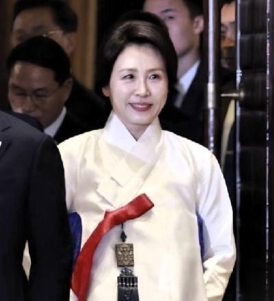 这届韩国总统候选人，正在用一把伞推翻你对权力夫妻的全部想象。
镜头扫过雨中的支持