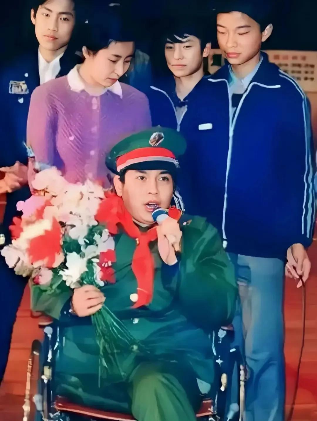 1988年，“战斗英雄”徐良坐在轮椅上，胸前佩戴着勋章，满怀感慨地演唱着一首《血