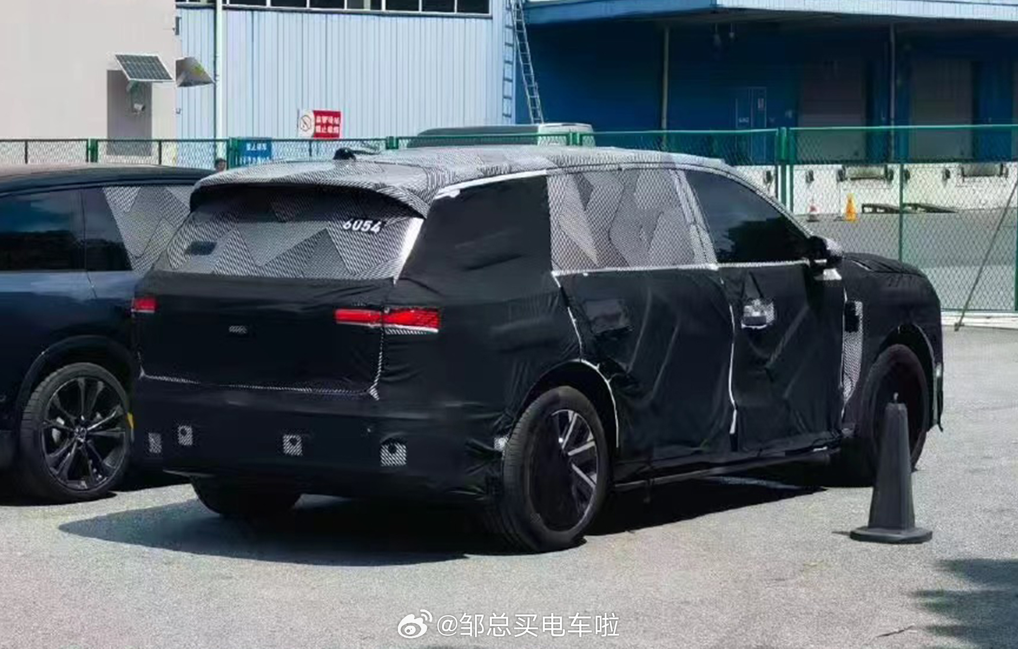 隐隐约约记得曾经有个江苏人在公开场合说过一句话，他说蔚来汽车所有的“旗舰车型”都