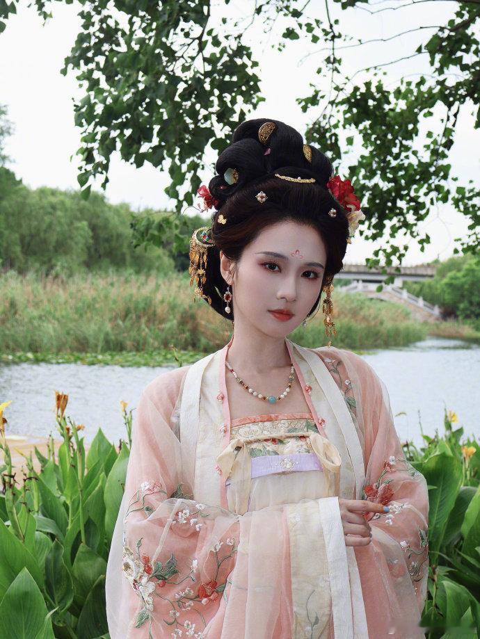 张慧雯古装太权威了 OMG这组图每一帧都能当壁纸的程度📸 张慧雯往那一站，温婉