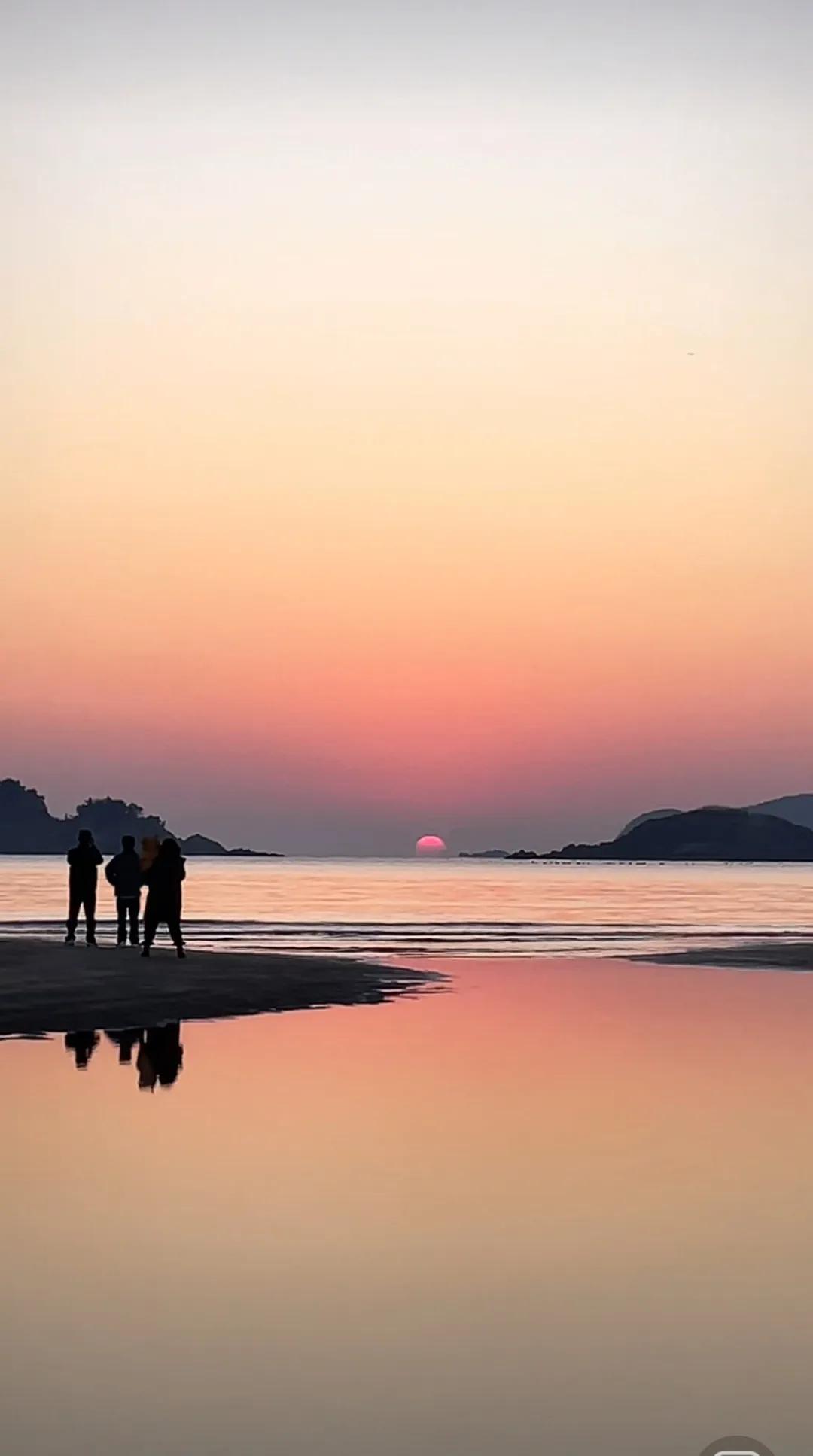 坐姿抬腿：坐在稳固的椅子上，背部挺直，缓慢将一条腿伸直抬至与地面平行，保持2-3