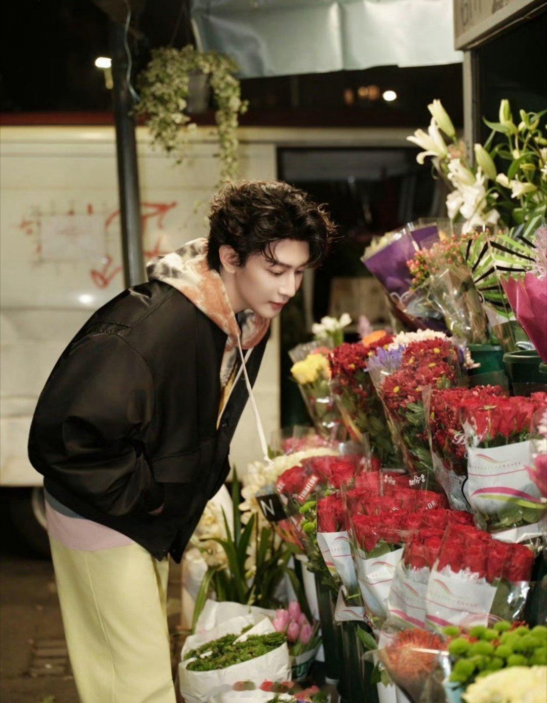 夏之光米兰时装周出图 花可能会枯萎 但夏之光的脸会一直在线 