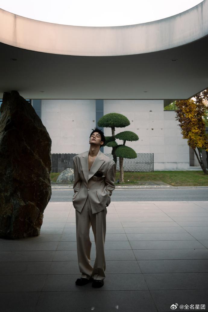 #谢治勋蝴蝶结褶皱西装造型#我的天，怎么会有这么好看的人？谢治勋这身造型也太帅了