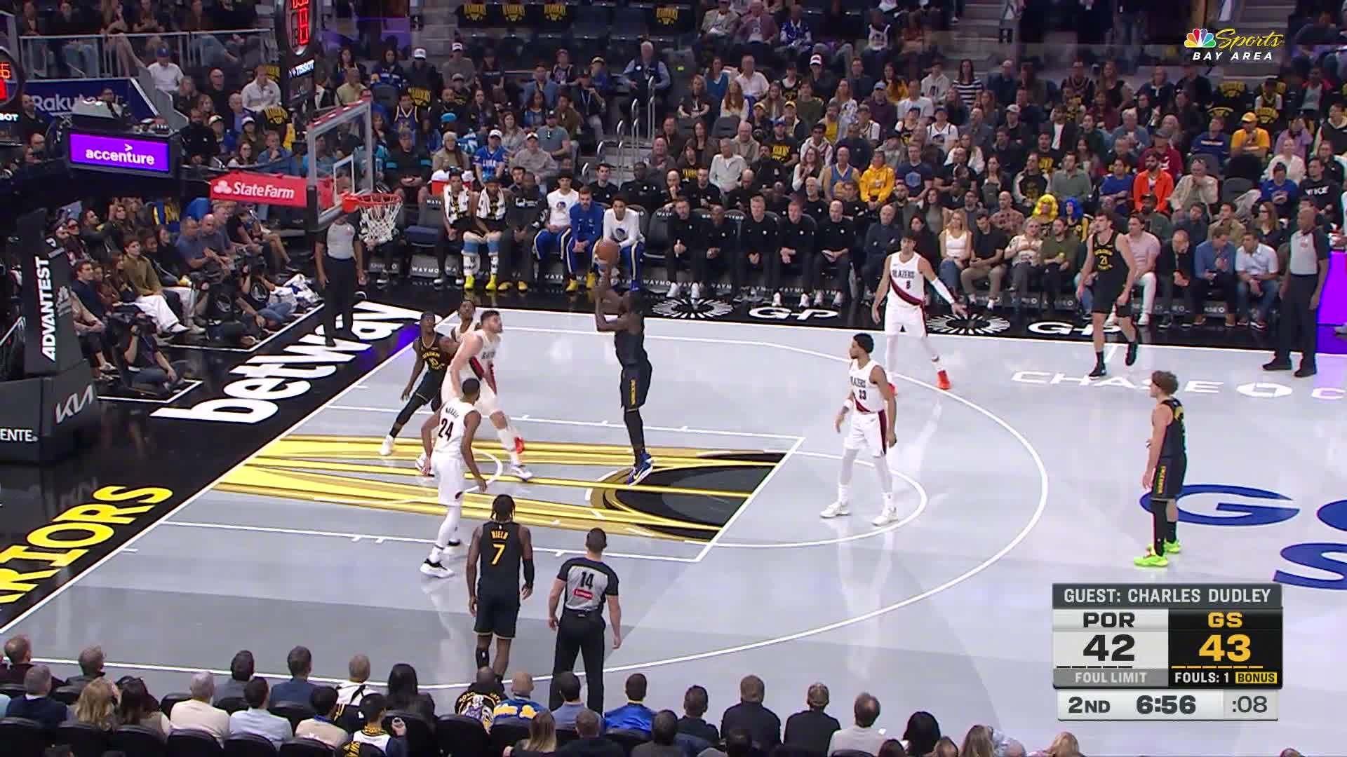 格林篮下抛投得分！勇士45:42开拓者。